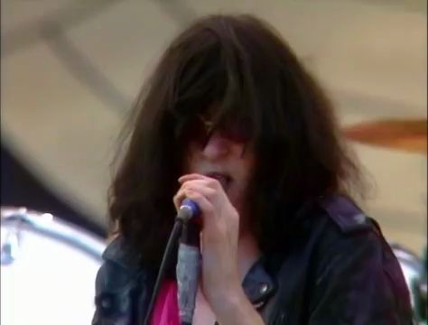 [图]RAMONES - The KKK Took My Baby Away (Live 1982)