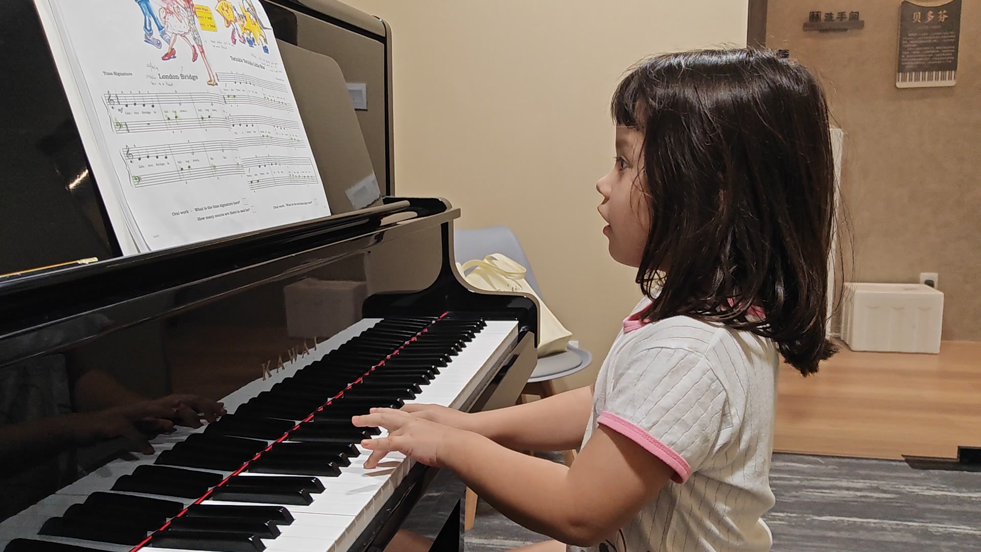 喊杰西卡完成她的第一个月的钢琴课!