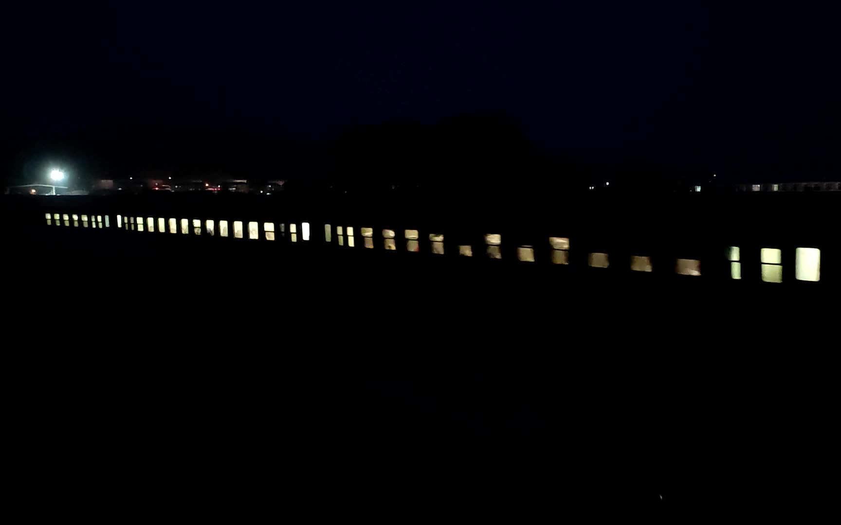 k7040次,k7094次列车出加格达奇站通过185公里天桥