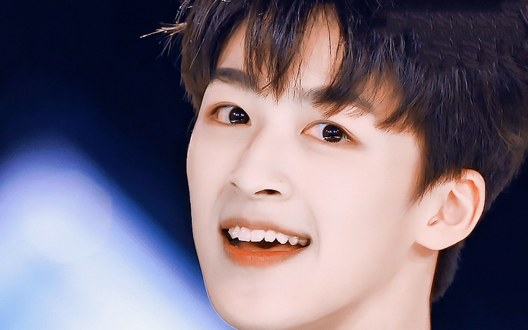 【何洛洛】这才是男团一眼惊艳的元气少年!进来洗眼睛!