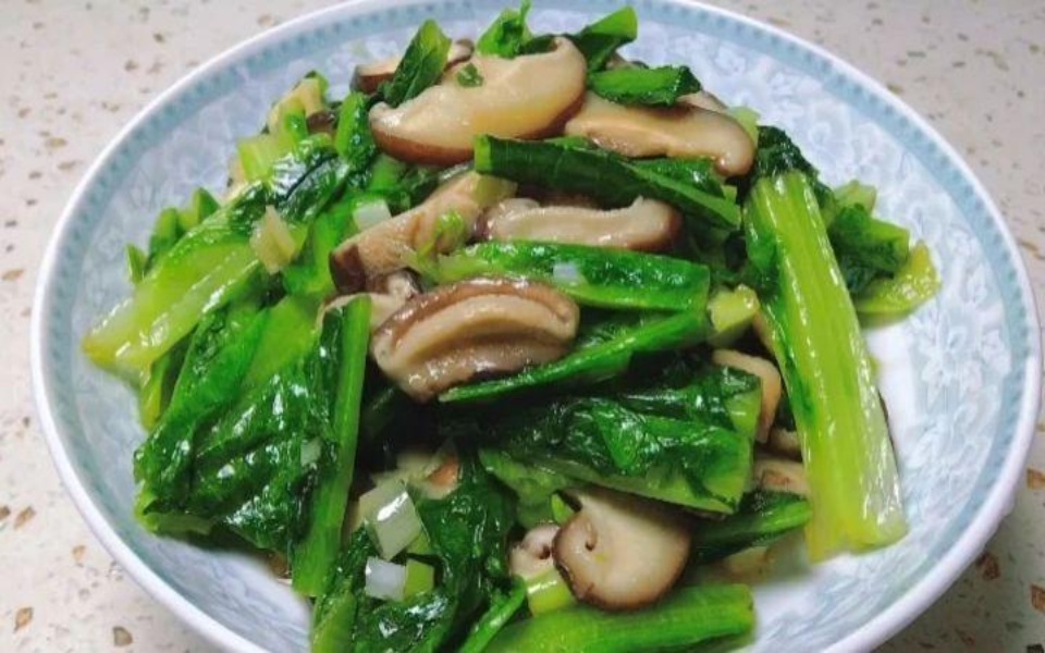 香菇炒油麦菜,这样做少油脆嫩爽口,连小孩都抢着吃