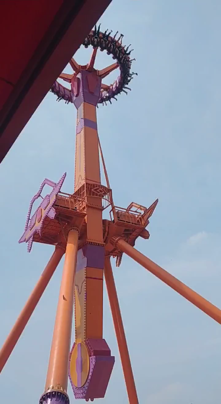 杭州雷神之锤,360度旋转的大摆锤.