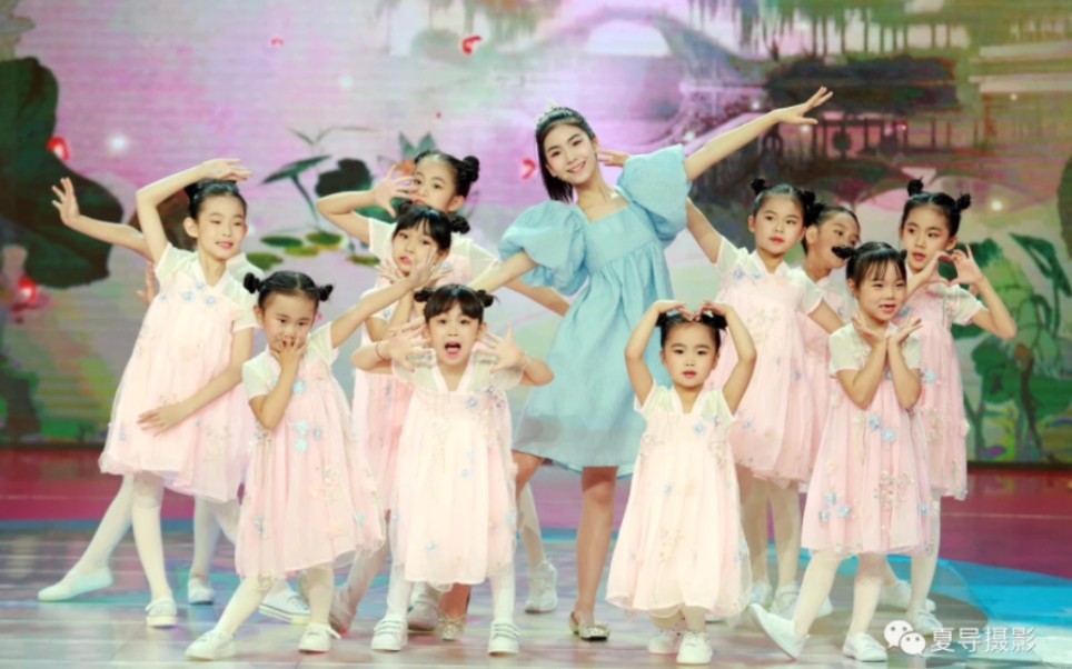 李昕融 蓝色裙子 央视《音乐快递》舞台以及音乐电视《妈妈我爱你》