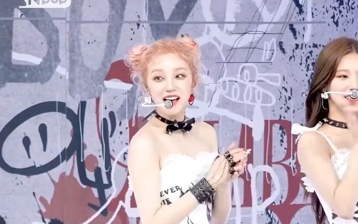 宋雨琦:(g)i-dle《tomboy》人气歌谣宋雨琦个人直拍,这不就是从橱窗里