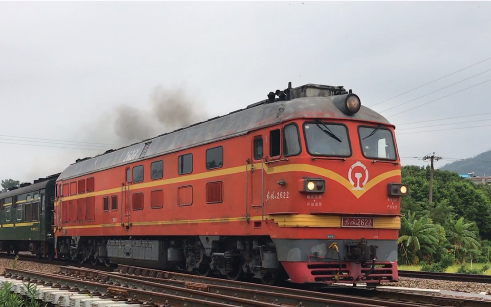 广梅汕铁路橘子客车加速出站