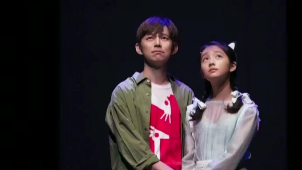 黄多多何炅现身机场,多多毛衣高达2000元,与众人一起挤摆渡车