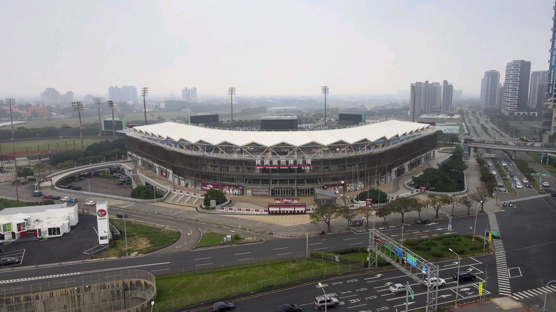 [图]【4K】五月天 [ 好好好想見到你 ] Mayday Fly to 2021 演唱會舞台搭建空拍（無版權音樂版本）