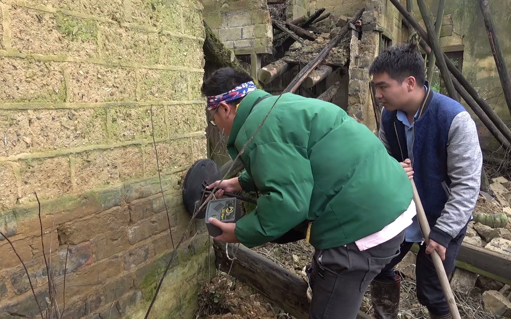 拿着探测器在湖南农村废弃的老宅探宝,意外发现了一个老柜子_哔哩哔哩