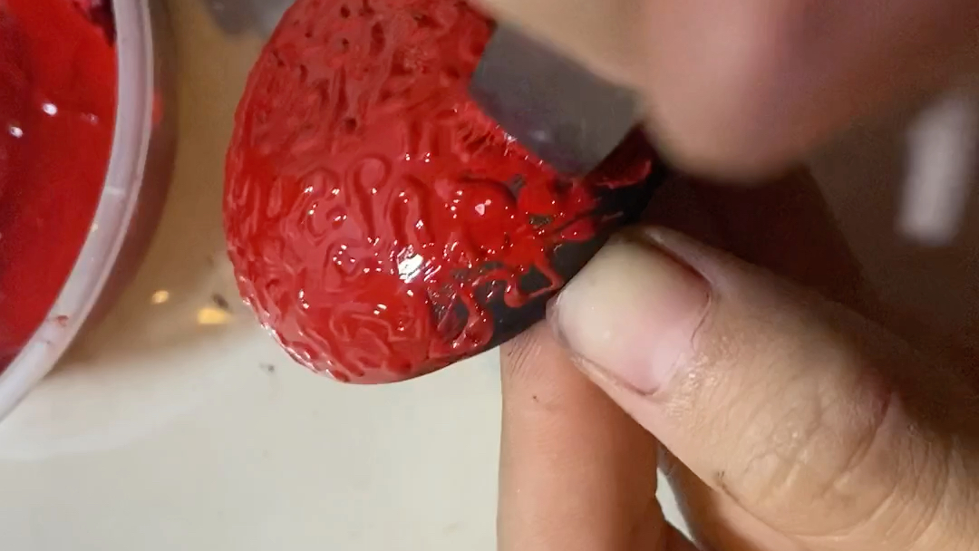 犀皮漆制作打捻完成阴干后髹漆贴金