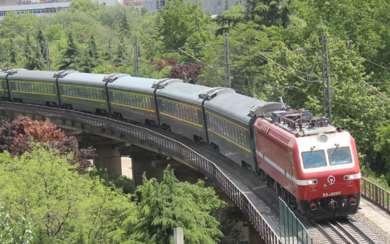 中国铁路著名机位ss7e0090牵引z105晚点出宝鸡站