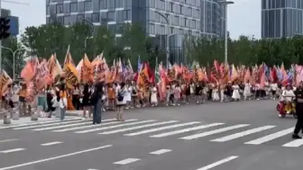 Скачать видео: 起猛了，以为穿越回了天宝年间的长安