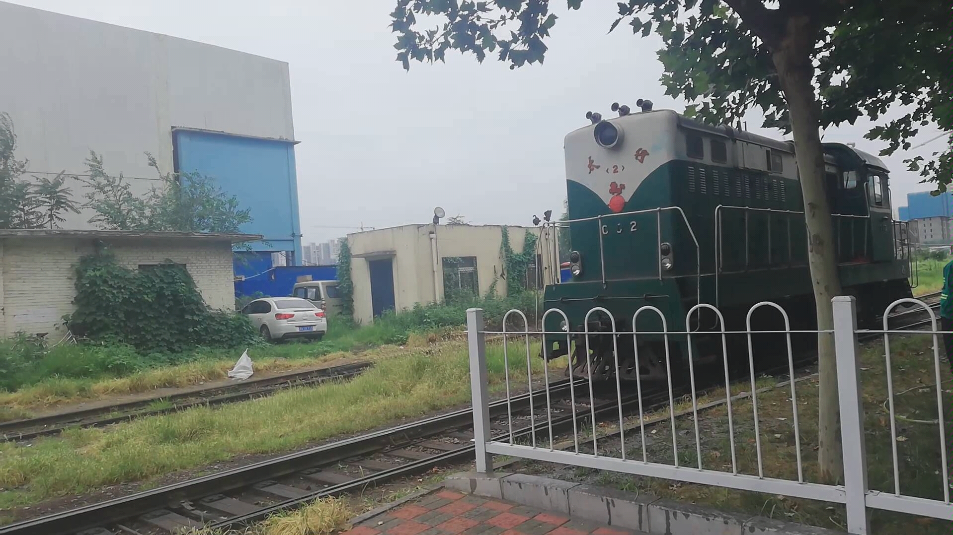 太行(2)型内燃机车单机通过谈固北大街石家庄钢厂焦化厂有人看守道口