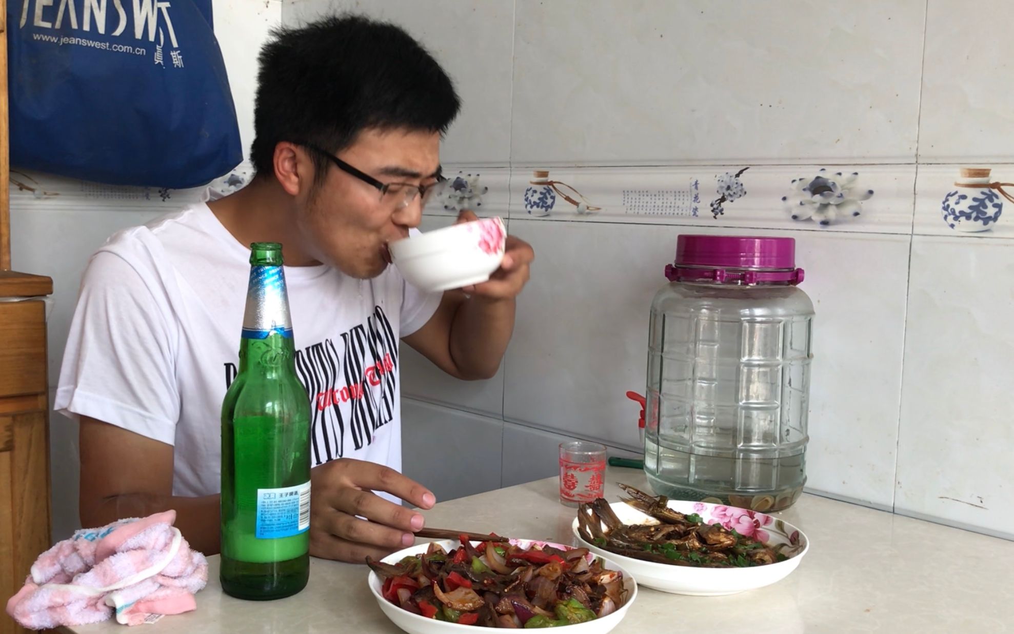 四条野生鱼,一块猪肝,小伙独自在家喝酒,二两白酒一瓶啤酒真爽