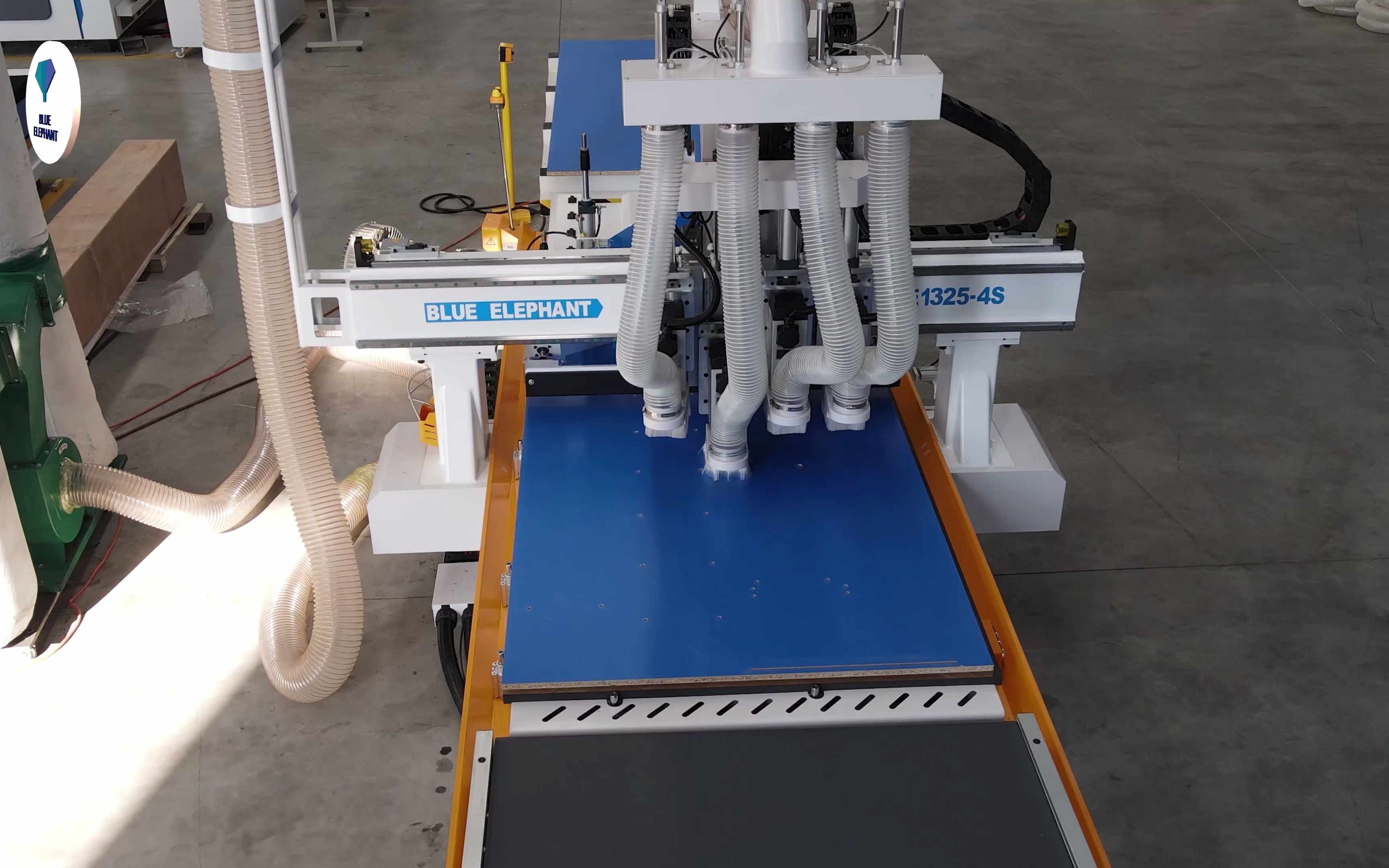 四工序开料机配备自动上下料平台,性价比高,小型板式家具厂首选设备