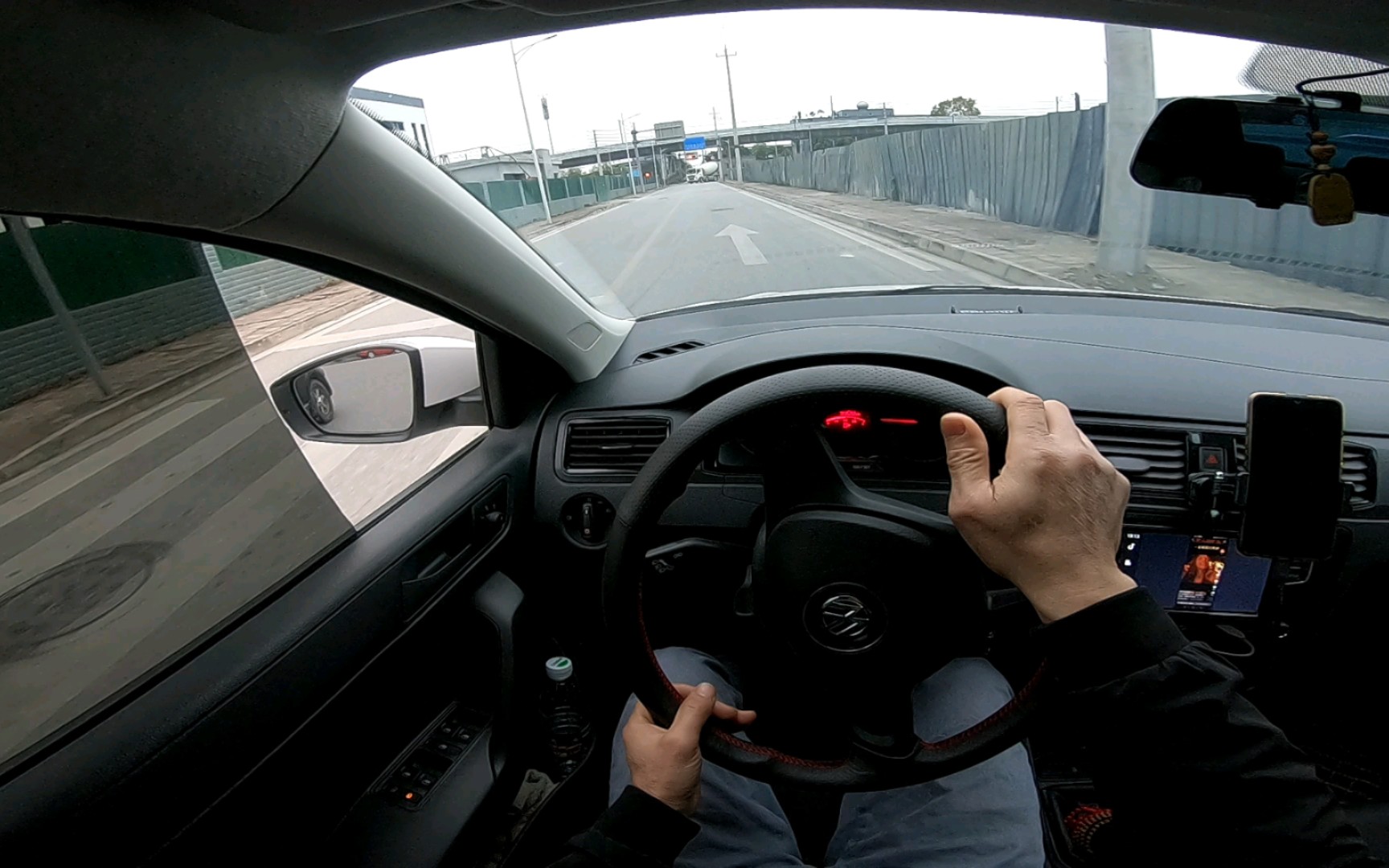 第一视角开大众桑塔纳手动挡