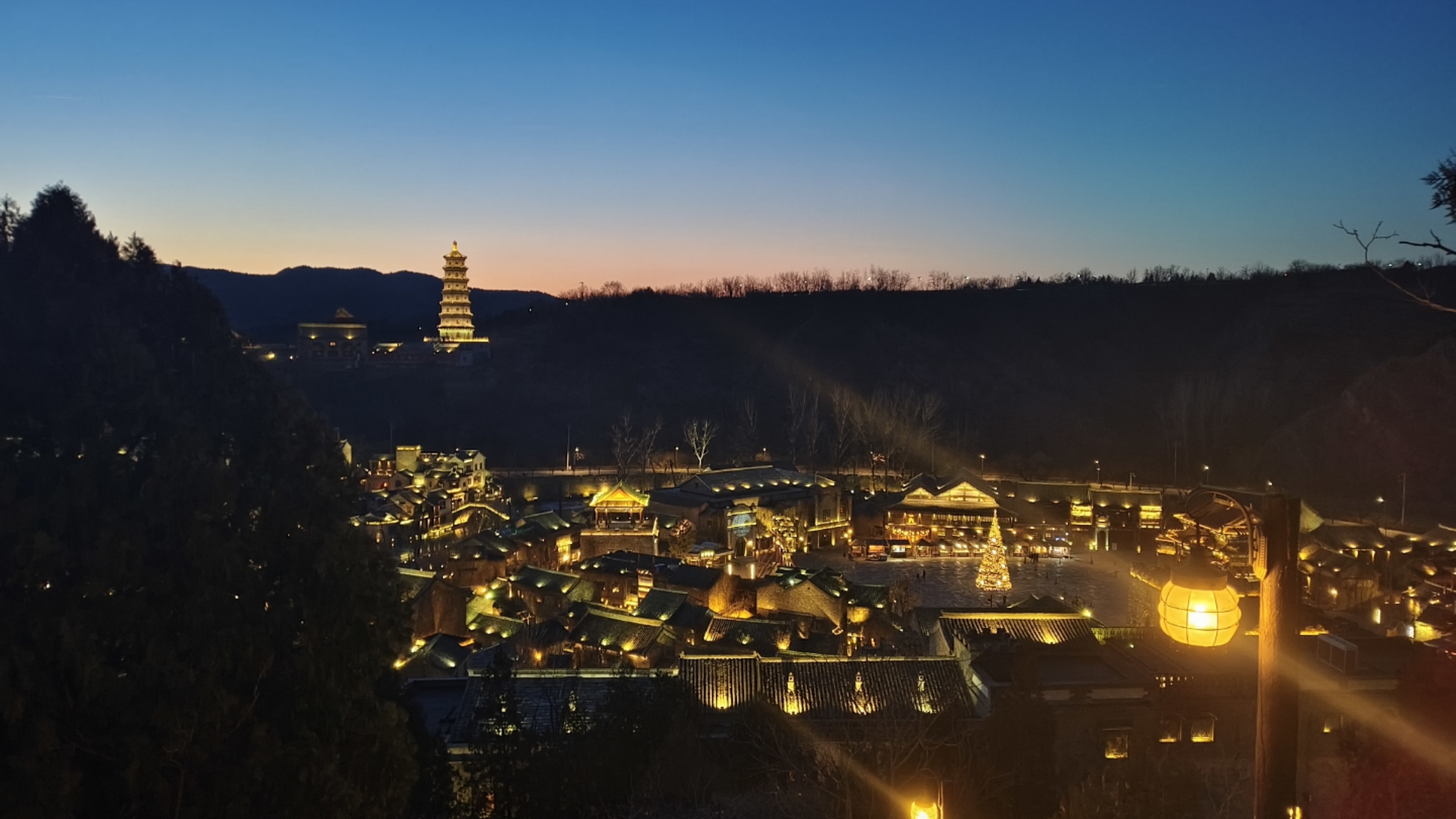 第三次去古北水镇了,第一次晚上爬到山上,夜景尽收眼底.尤其是圆通寺,每次看到在灯光的照射下,就像一块通透的玉石一样!哔哩哔哩bilibili