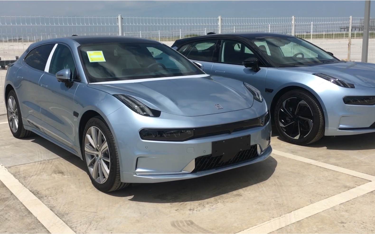 极氪001-电光蓝-纯色vs撞色