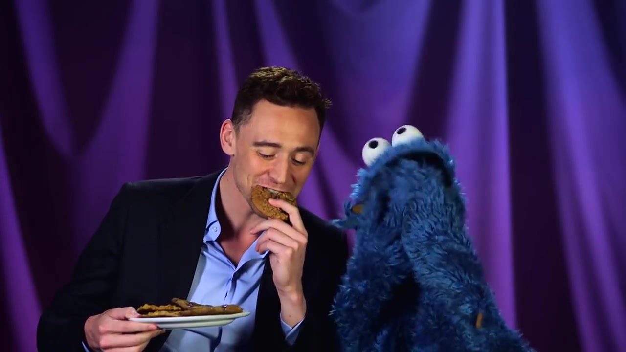 [图]Tom Hiddleston教Cookie Monster控制自己-芝麻街