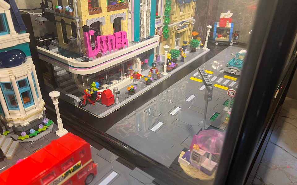 乐高moc街景第二期工程完工,整体工程尚算满意～居民们除了拥有完美大