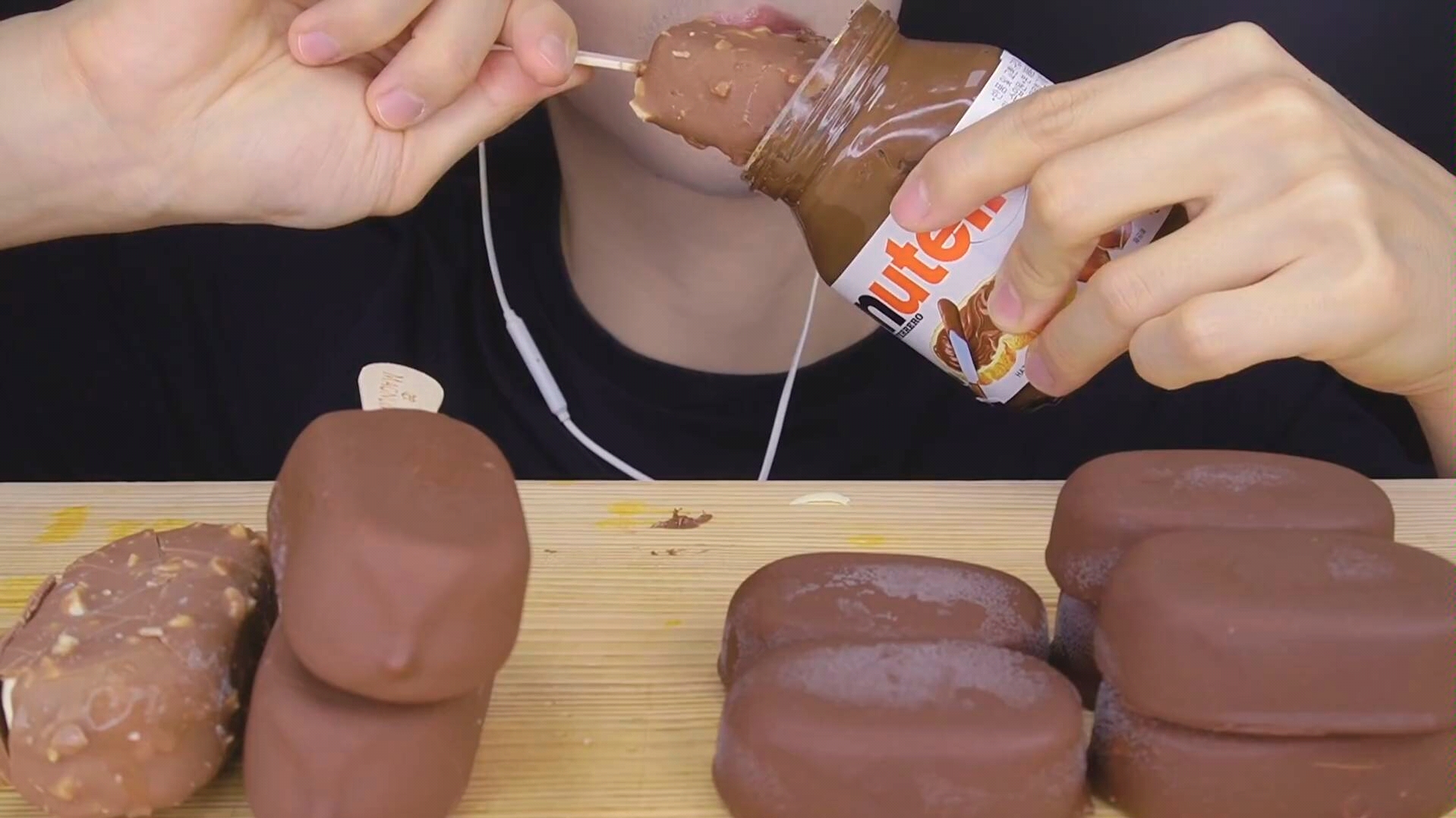 吃脆皮巧克力雪糕吧