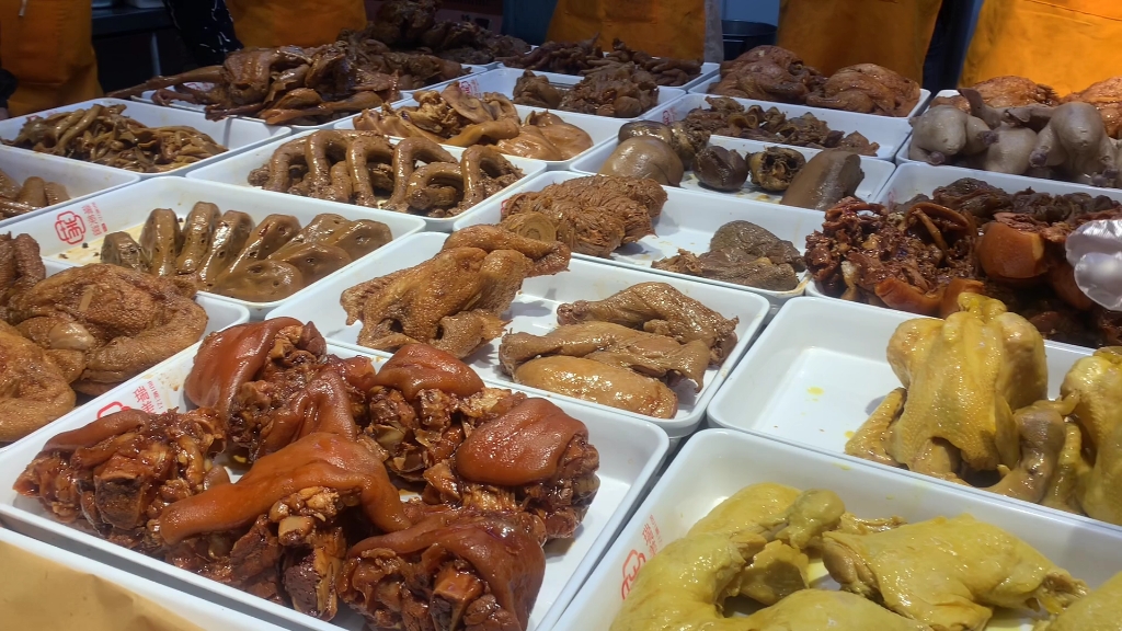 酱肉世家熟食卤肉凉菜培训实体店后厨出货学习中,各种美味特色熟食都