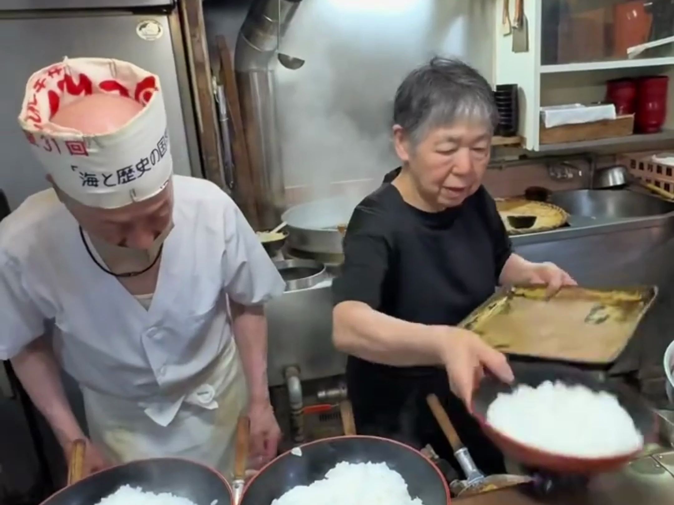 创业50年,主厨特色的猪排丼深受博多人民的喜爱,店名:Yagura 地址:福冈县福冈市博多区博多站前 2928哔哩哔哩bilibili