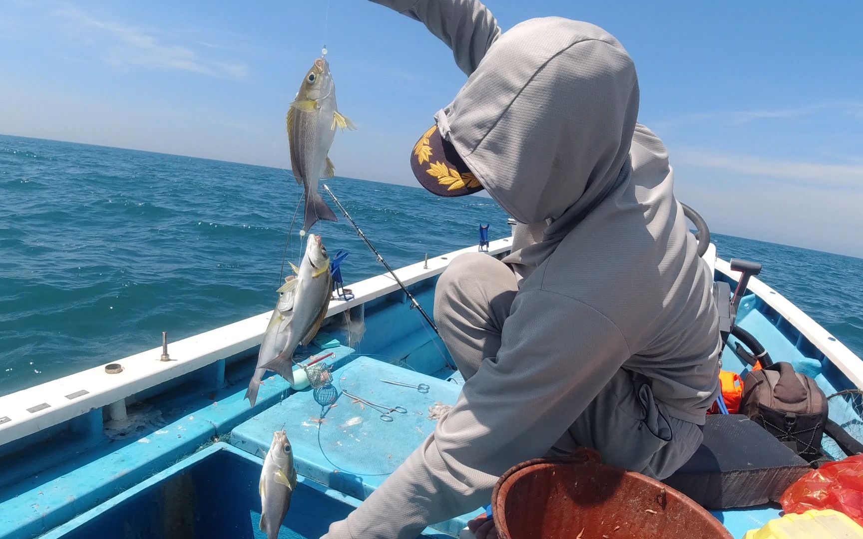 阿锋开船出发外海钓鱼一串钓起来5条今天终于不亏钱了