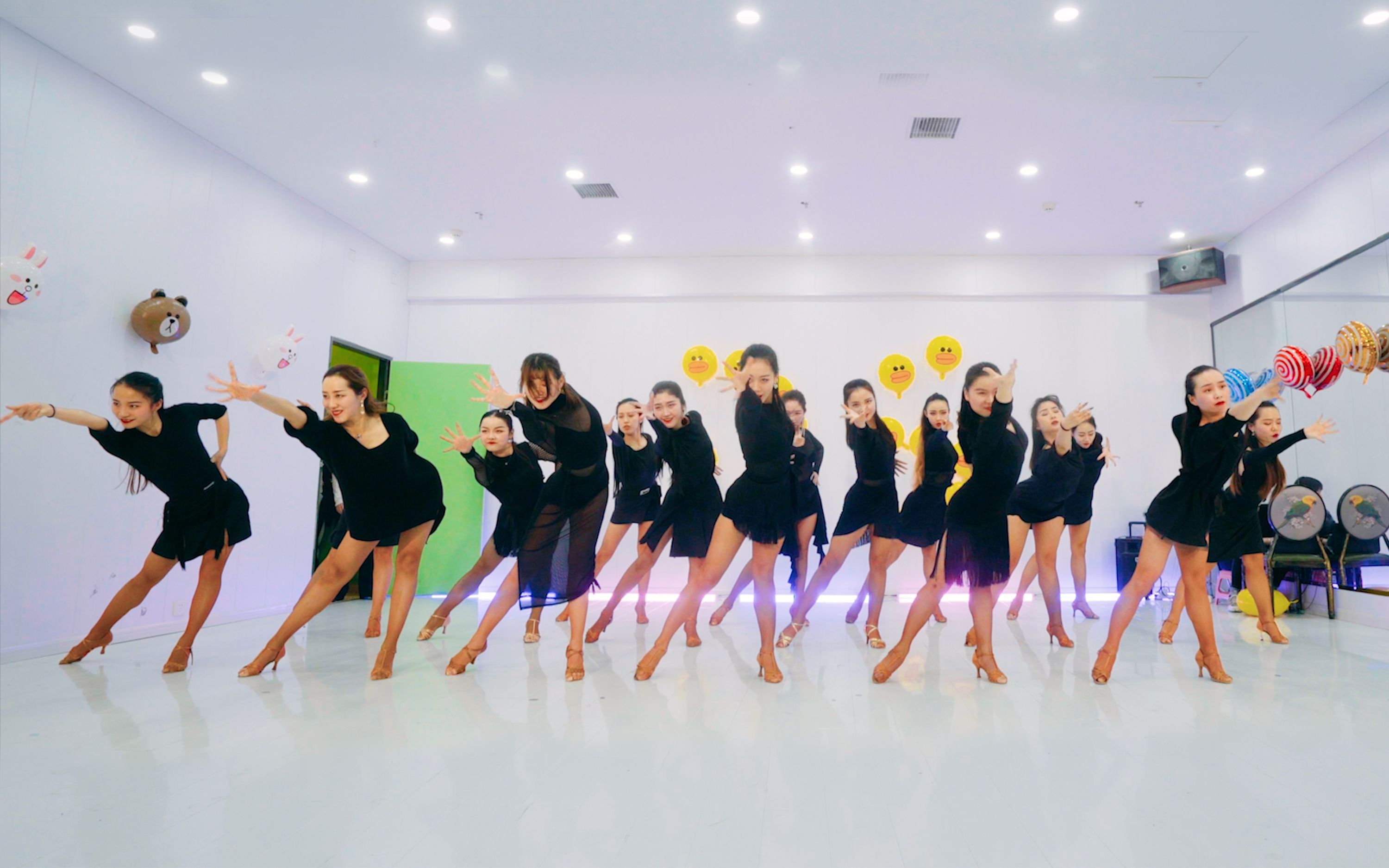 单色舞蹈拉丁舞大长腿演绎walkingaway争奇斗艳2