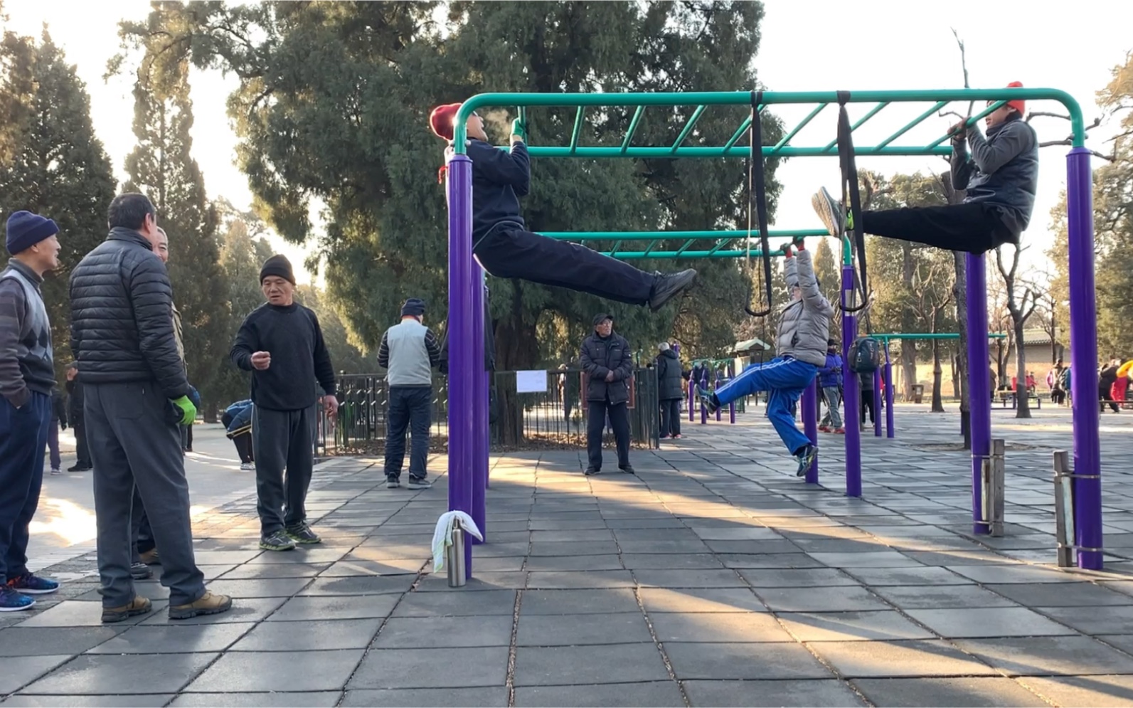 天壇公園中國小夥跟著大爺每天刻苦鍛鍊畫面太溫馨了