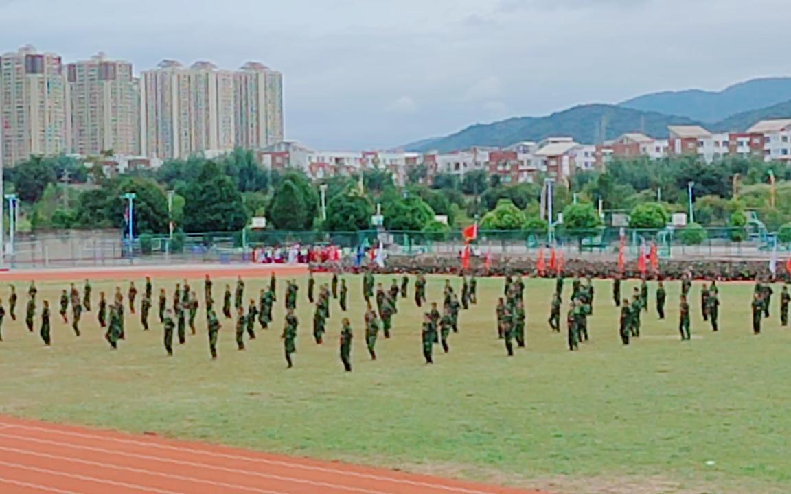 [图]云南民族大学军训汇报表演——女子匕首操方阵