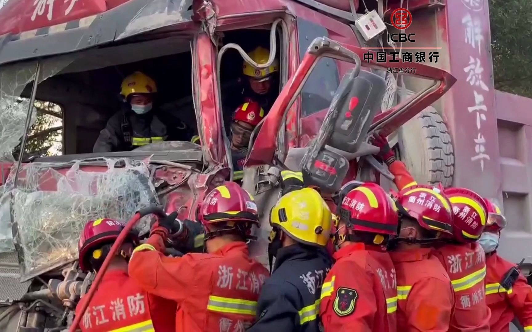 正能量時刻:消防車出警遇擁堵,消防員狂奔3公里