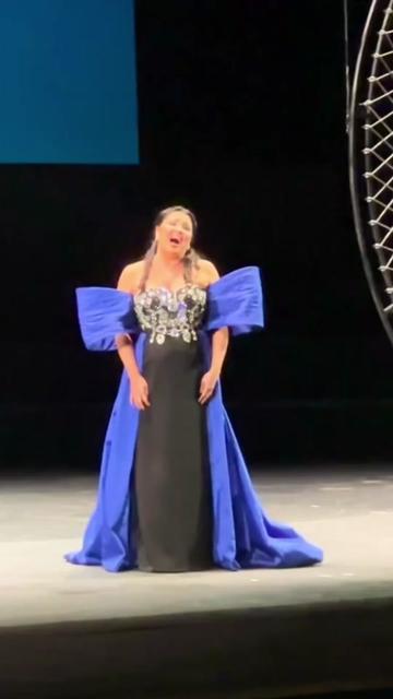 俄罗斯女高音歌唱家anna netrebko演唱"爱情乘着玫瑰色的翅膀"选自