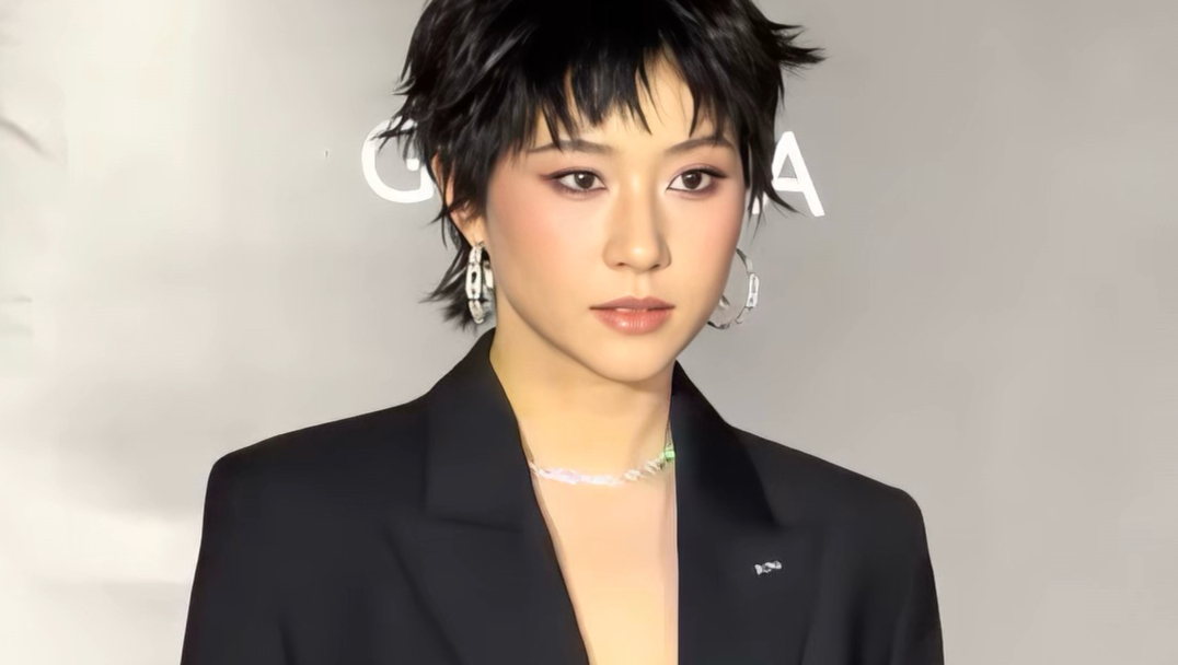 35岁何超莲最新亮相一头短发精致时尚 酷似何超琼＃何超莲