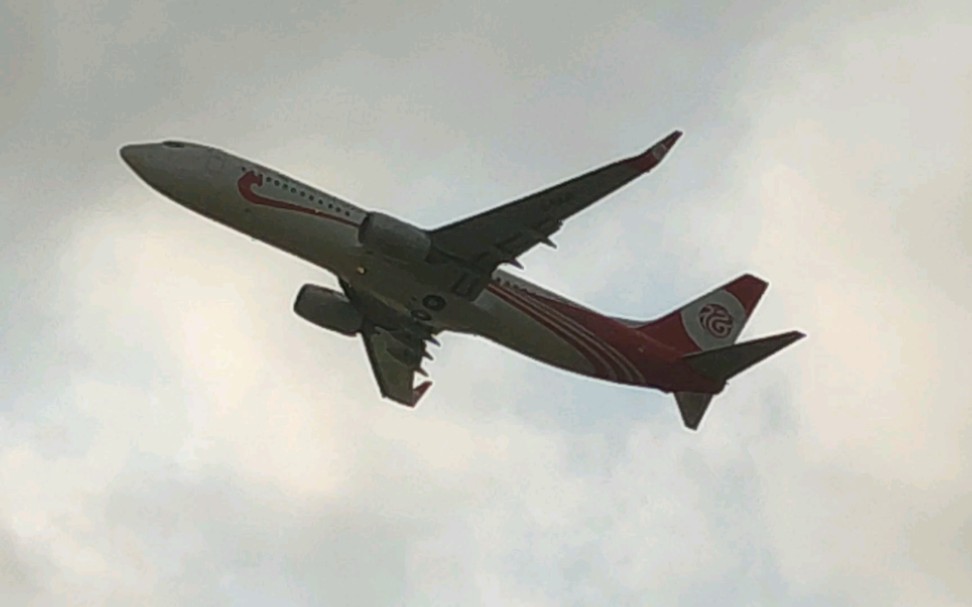 多云清晨实拍波音738起飞