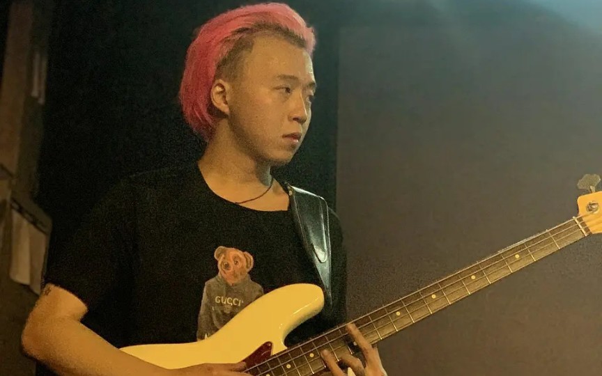 五条人贝斯手牛河独唱阿琳娜巡演现场