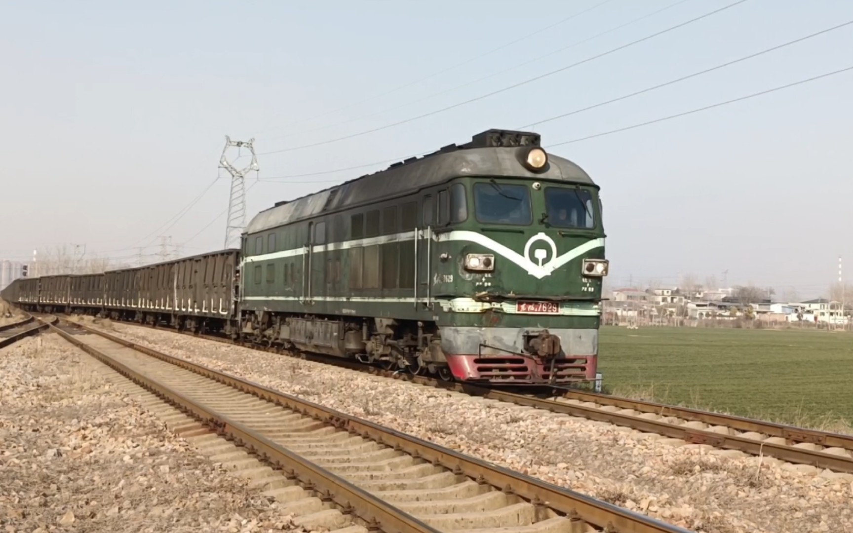 (平舞铁路)df4b-7629牵引全敞货列荆山站侧线通过