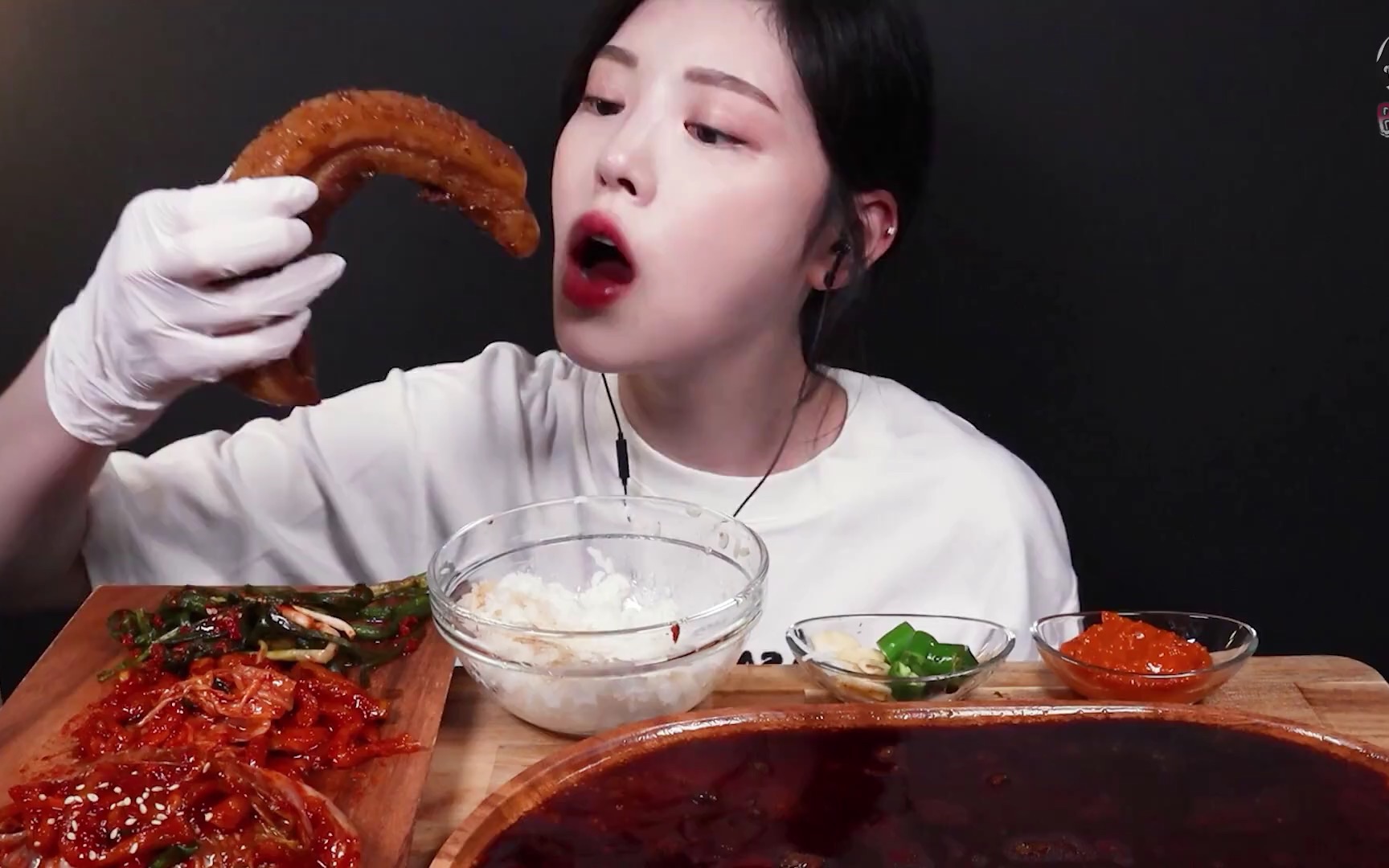 【boki中字】三条酱油五花肉搭配泡菜,米饭吃播,闻到香味就已经流口水
