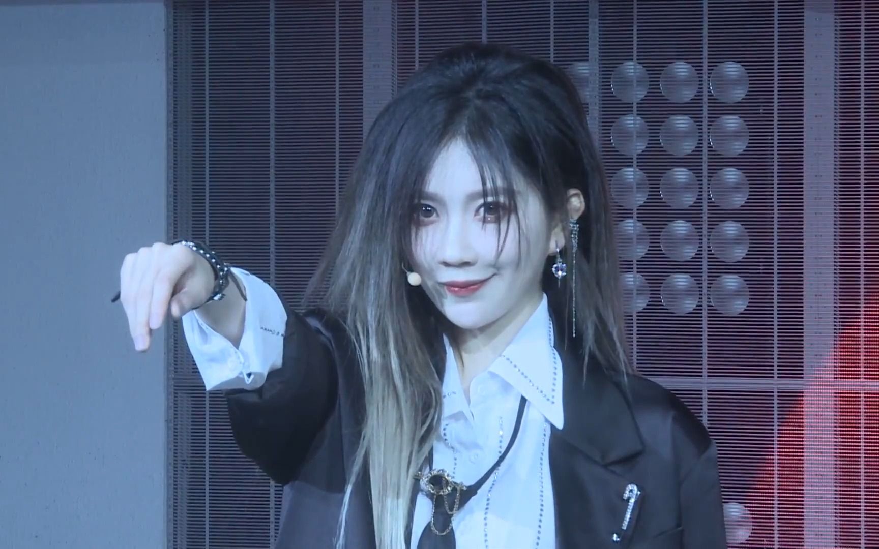 230708-郑丹妮 "danni way"-in the dark