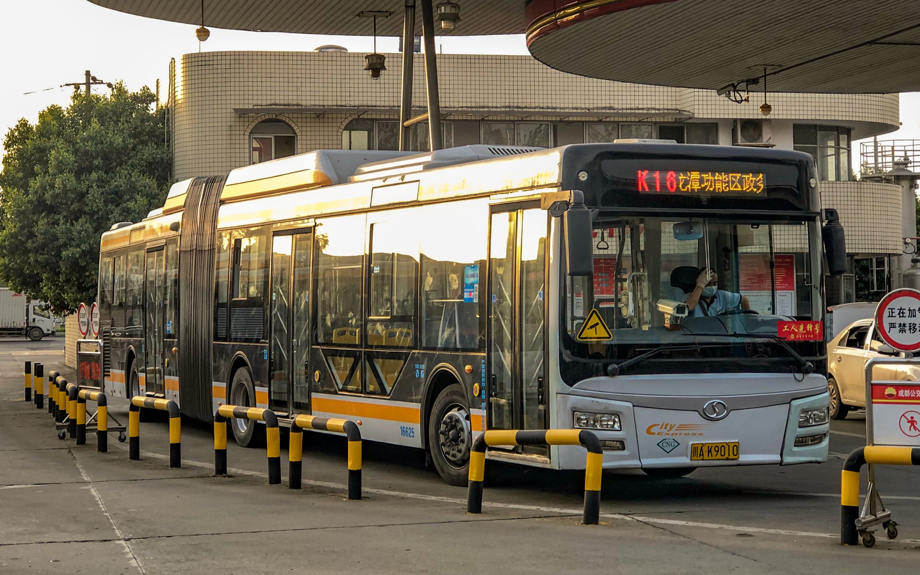 活动  【成都公交】brt支线k16线 蜀都cdk6182chr 石羊场公交站方向