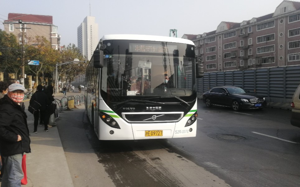 (巴士三公司)上海陆安线高速公交车曹杨八村离站(中山北路中潭路往