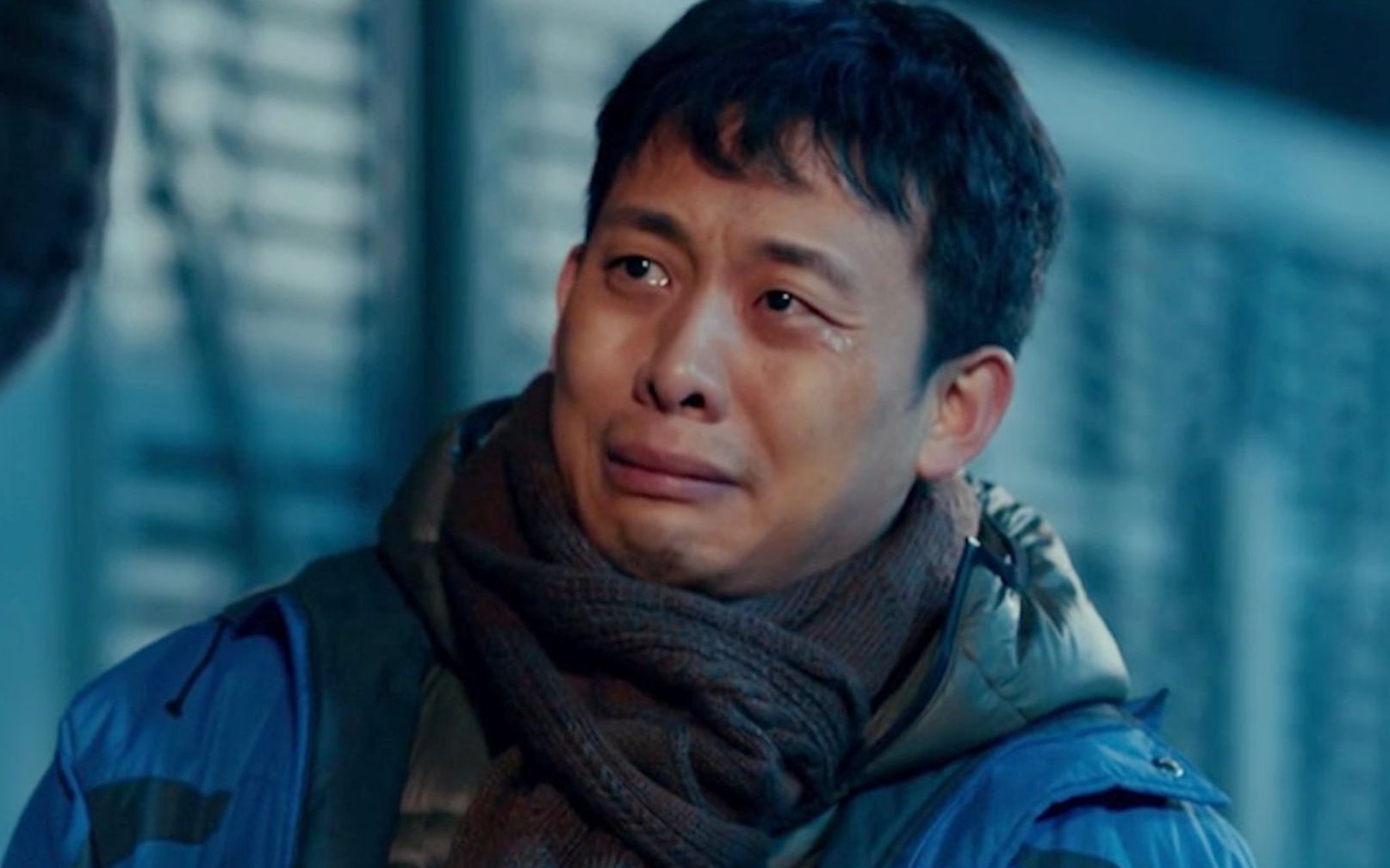 张译无声哭戏好绝!想到兄弟牺牲超痛苦,泪雨如下久久无法出戏