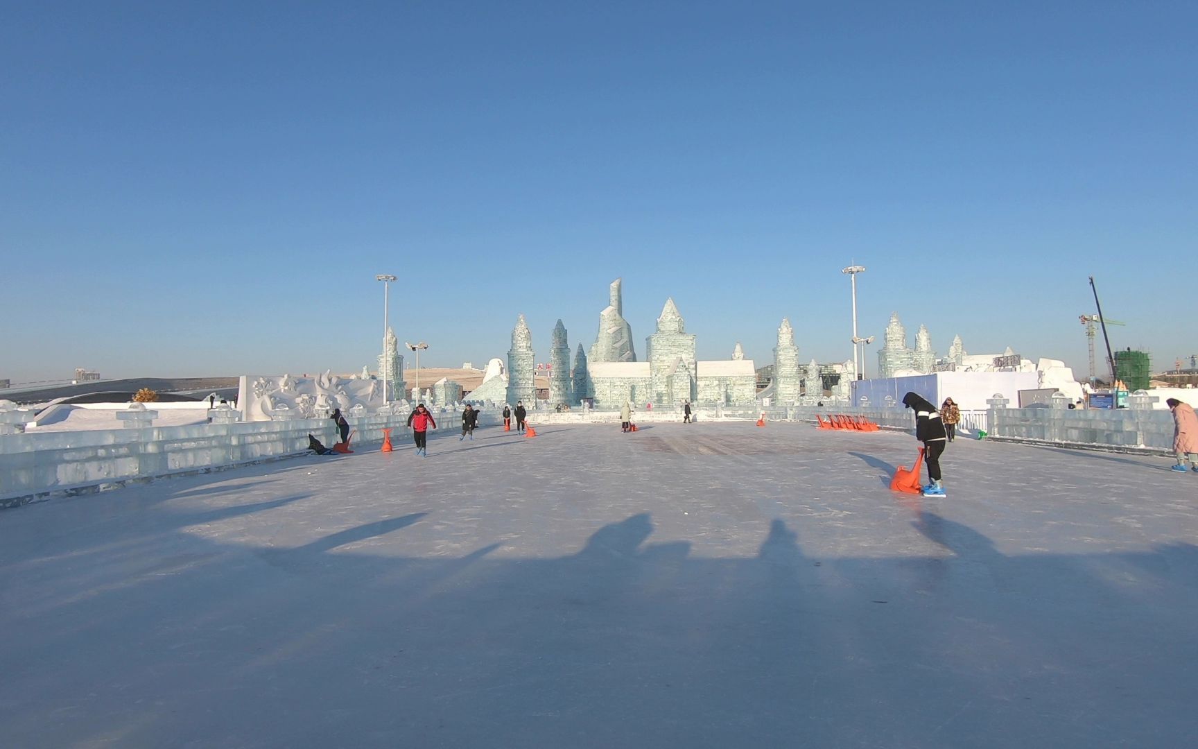 冰雪大世界滑冰场,没有滑冰基础的游客,也能体验冰上运动