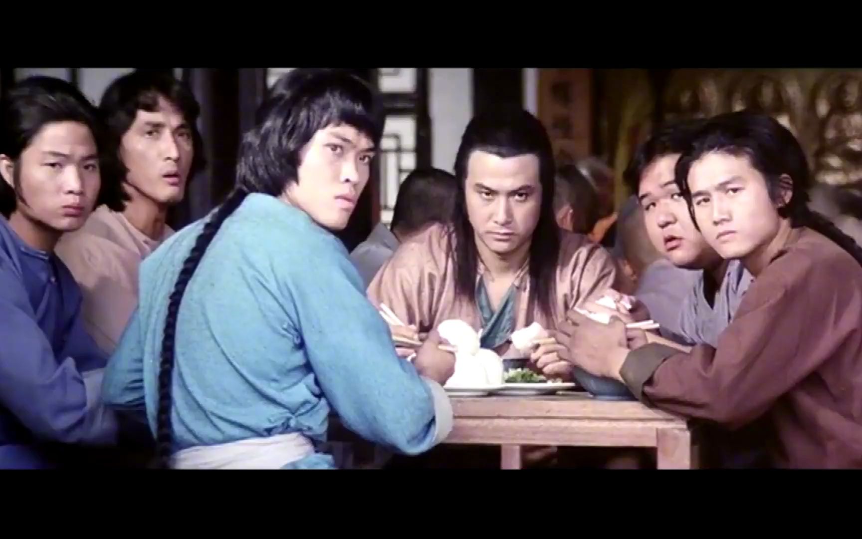 拳精:师父吃饭成龙故意捣乱,师父笑而不语,一个馒头教他做人