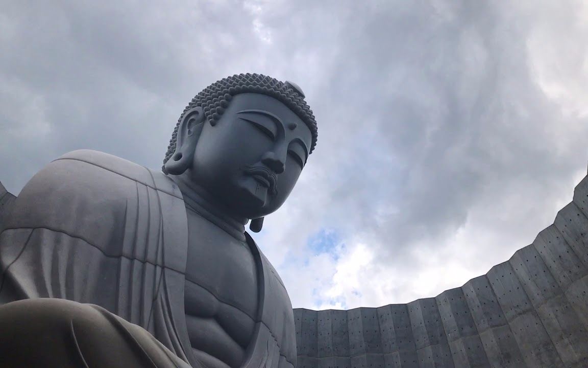 日本墓地中的大佛:远看只露出头顶,雄伟壮丽让人叹服!