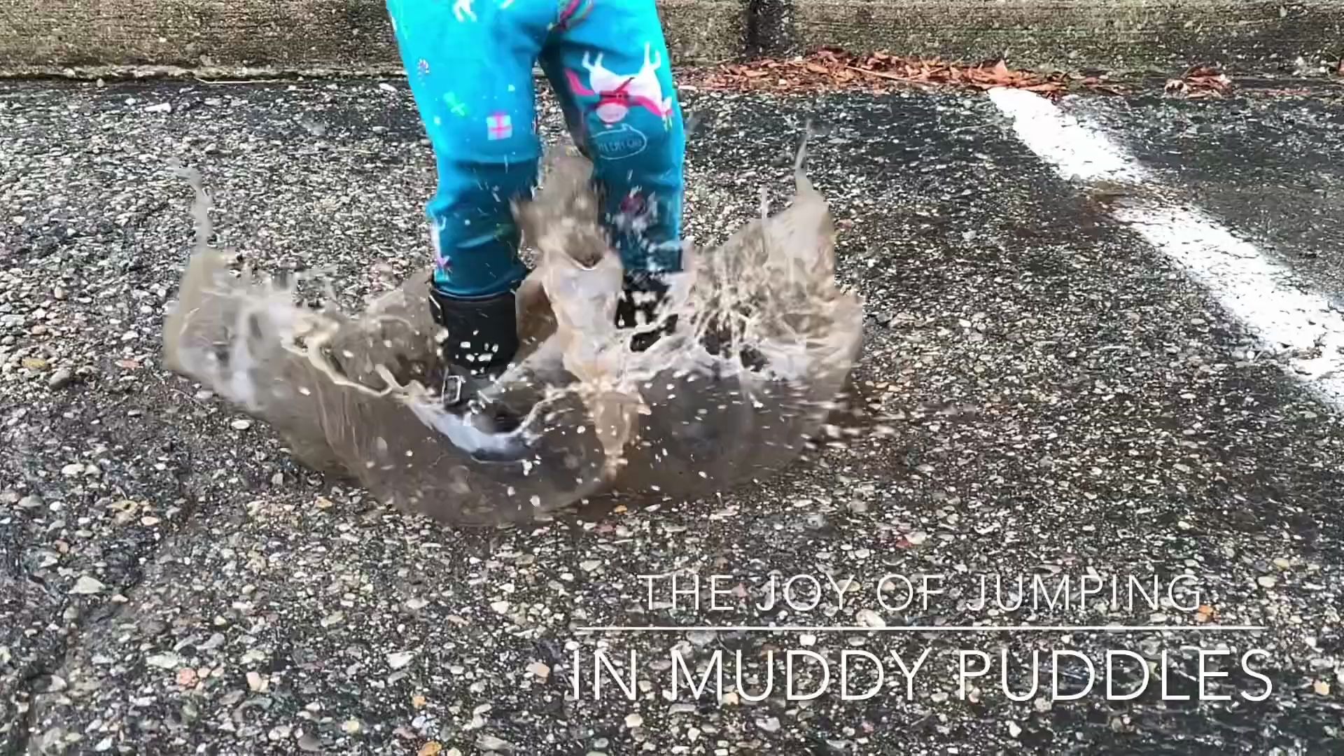 真人版佩奇熊孩子雨后跳水坑但你这靴子真的适合踩水吗