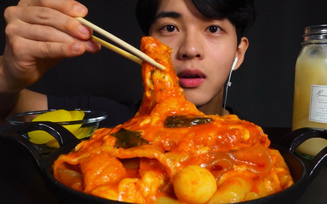 chansori韩国小哥哥吃辣炒年糕的墨盒奶酪中国粉丝炸猪排超满足咀嚼音