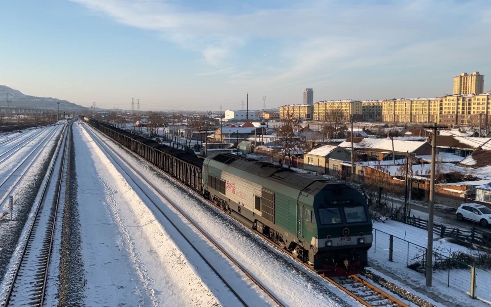 沈局苏段hxn30284牵引敞车棚车罐车编组的货物列车通过沈丹线歪头山站