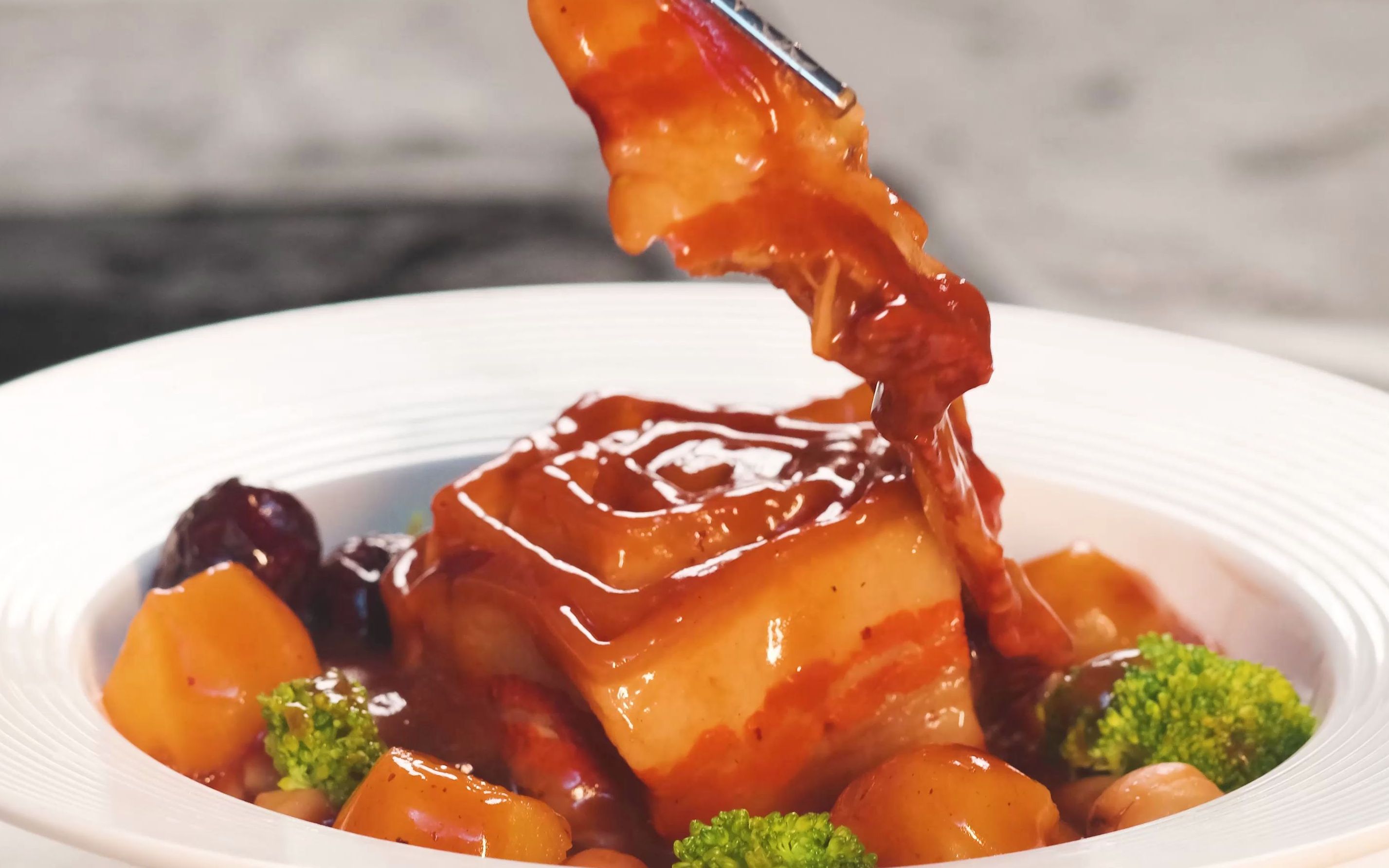 【清宫万福肉】直接把五花肉直接扔进油锅里炸出喷泉来? 香嫩多汁肥而