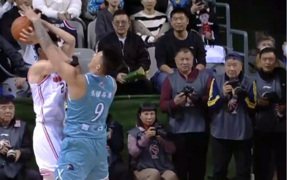 昔日老大哥反目成仇,曾繁日战旧主拿出吃奶的劲儿,造了任骏飞进攻犯规