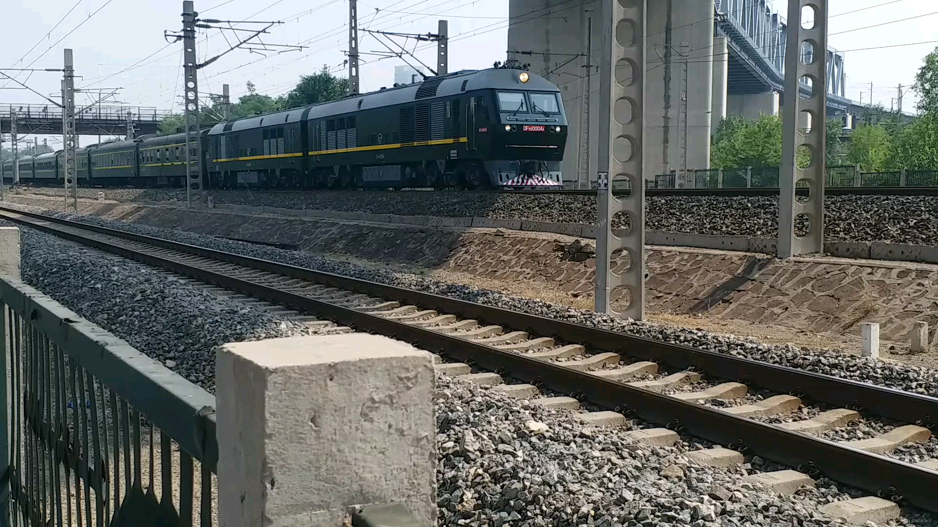 【中国铁路摄影】df11z0004牵引t58次缓慢通过天津南仓枢纽